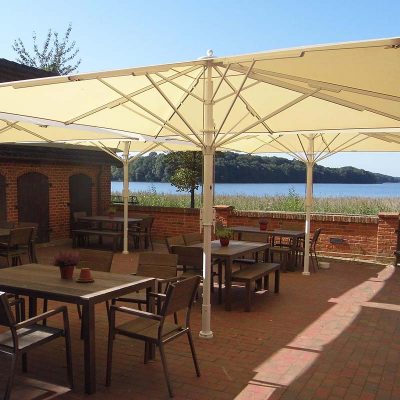Terrasse des Brauhauses mit Blick auf den Dobbertiner See