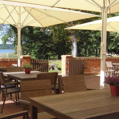 Terrasse des Brauhauses mit Blick auf den Dobbertiner See